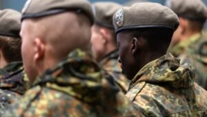 Soldaten-des-Heimatschutzregiments-5-der-Bundeswehr-stehen-bei-einem-oeffentlichen-Regimentsappell-i.jpeg
