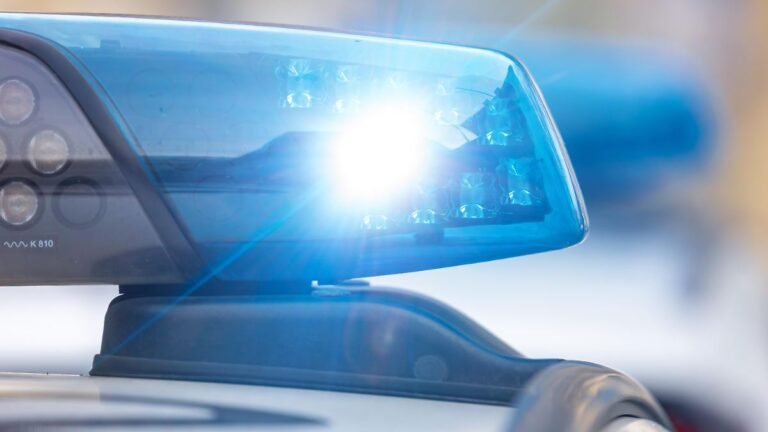 Symbolbild-Polizeieinsatz-Nahaufnahme-von-einem-Blaulicht-an-einem-Polizeiauto-digital-nachbearbeite.jpeg