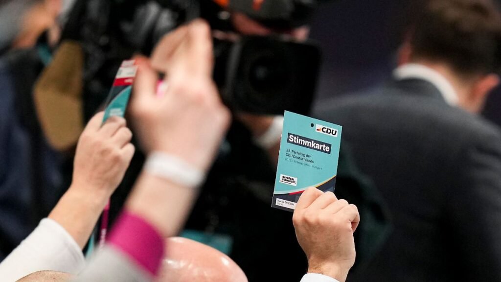 Symbolfoto-und-Themenfoto-einer-Abstimmung-mit-Stimmkarte-auf-dem-38-Bundesparteitag-2026-der-CDU-De.jpeg