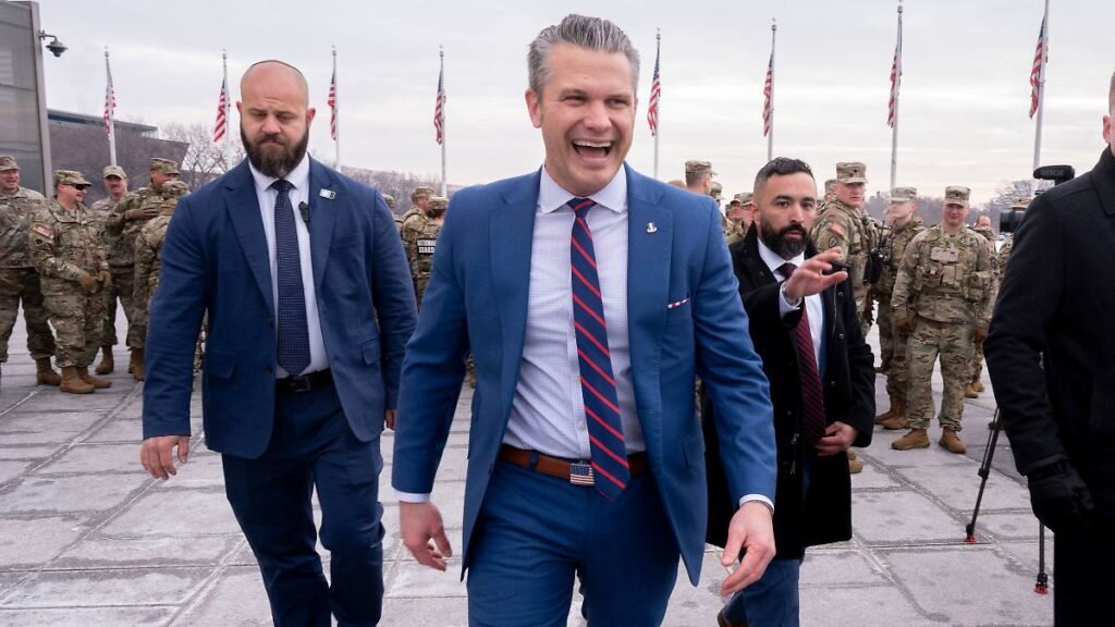 US-Verteidigungsminister-Pete-Hegseth-verlaesst-eine-Zeremonie-zur-Vereidigung-von-Soldaten-auf-dem.jpeg