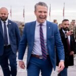 US-Verteidigungsminister-Pete-Hegseth-verlaesst-eine-Zeremonie-zur-Vereidigung-von-Soldaten-auf-dem.jpeg