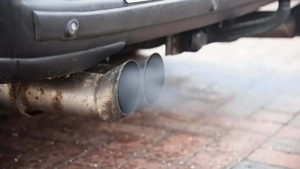 abgase-aus-einem-auspuff-bei-der-verbrennung-von-kraftstoff-im-automotor-entstehen-schadstoffe-und-z.webp