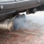 abgase-aus-einem-auspuff-bei-der-verbrennung-von-kraftstoff-im-automotor-entstehen-schadstoffe-und-z.webp