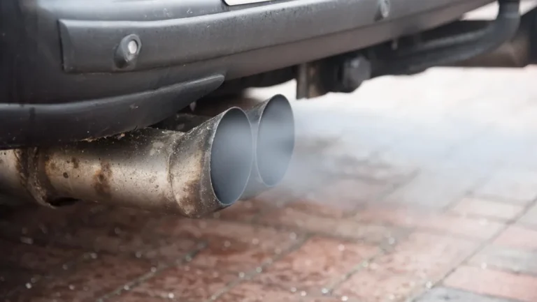 abgase-aus-einem-auspuff-bei-der-verbrennung-von-kraftstoff-im-automotor-entstehen-schadstoffe-und-z.webp