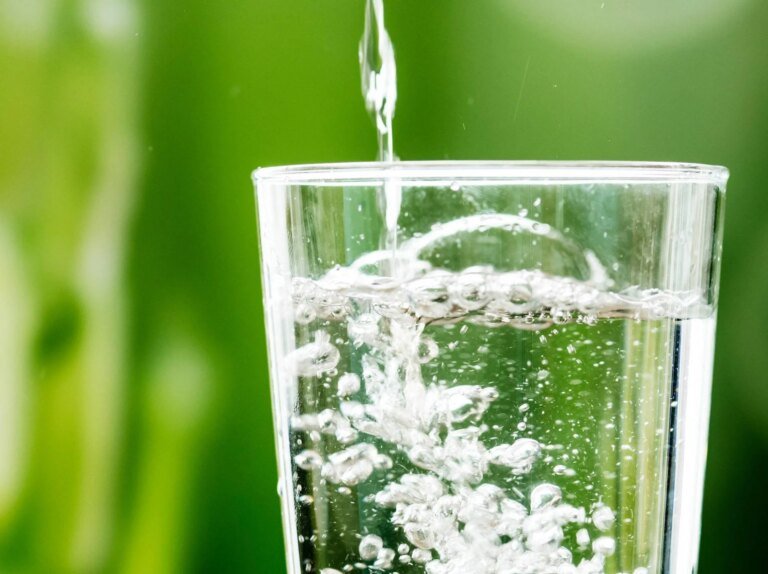 acqua_frizzante_bicchiere_123rf_free.jpeg