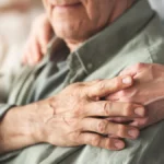 aelterer-mann-haelt-die-hand-einer-frau-symbolbild-alzheimer-ist-nicht-heilbar-neue-therapien-koennt.webp