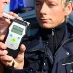 alkoholkontrolle-bei-einem-autofahrer-mit-einem-atemalkohol-messgeraet-in-mettmann.jpg