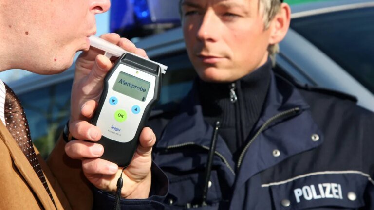 alkoholkontrolle-bei-einem-autofahrer-mit-einem-atemalkohol-messgeraet-in-mettmann.jpg