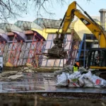 am-sport-und-erholungszentrum-sez-in-berlin-friedrichshain-haben-abrissarbeiten-begonnen-ein-bagger.webp