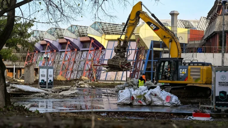 am-sport-und-erholungszentrum-sez-in-berlin-friedrichshain-haben-abrissarbeiten-begonnen-ein-bagger.webp