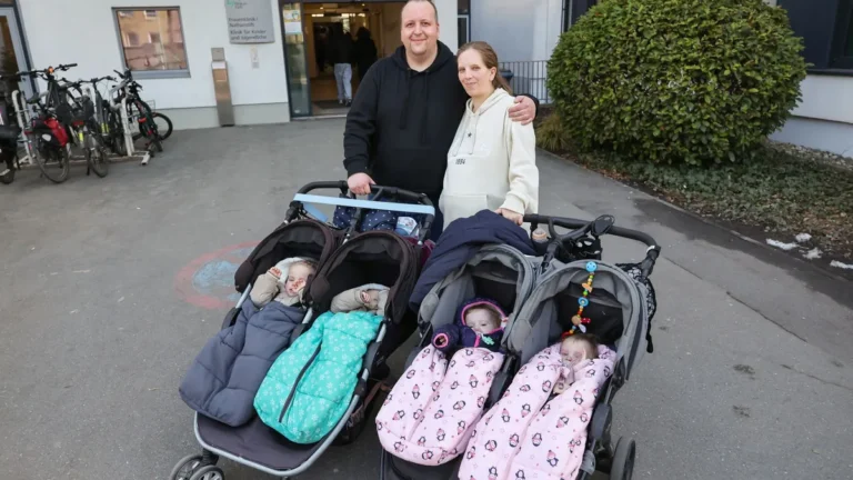 andreas-rittner-l-und-jasmin-schmidt-r-verlassen-mit-ihren-vier-kindern-das-klinikum-fuerth-die-beid.webp