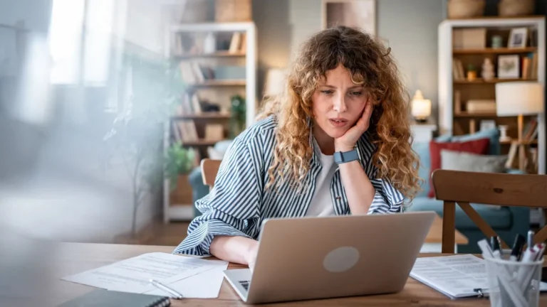 arbeit-von-zu-hause-wer-zwischen-homeoffice-und-buero-wechselt-sollte-die-arbeitstage-an-beiden-orte.webp
