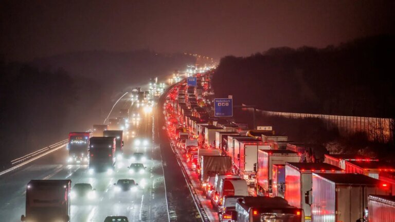 auch-in-diesem-jahr-gab-es-schon-wieder-lange-staus-wie-am-dienstag-auf-der-a3.jpg