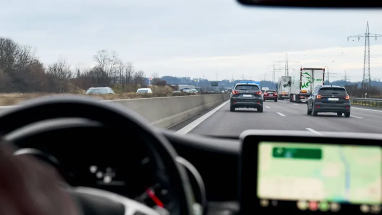 autofahrer-unterwegs-mit-google-maps-symbolfoto-in-koeln-kommt-es-offenbar-seit-laengerem-zu-einer-p.webp