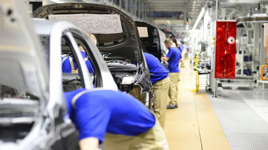 autofertigung-in-einem-vw-werk-symbolbild-vergleicht-man-nur-die-arbeitsstunden-von-vollzeitbeschaef.webp
