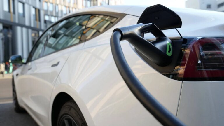 batterie-laden-der-akku-des-e-autos-macht-offenbar-auch-nach-vielen-jahren-kaum-aerger.jpg