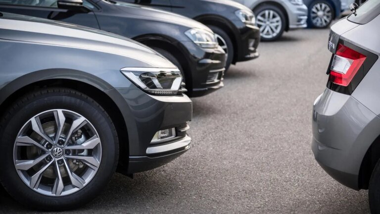 besuch-beim-autohaendler-wie-teuer-der-neuwagen-sein-darf-sollte-vorab-genau-ueberprueft-werden.jpg