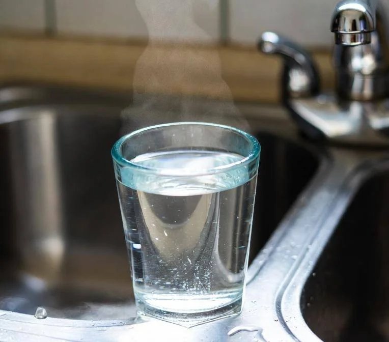 bicchiere_acqua_calda_fi.jpeg