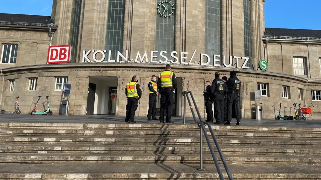 bundespolizei-am-bahnhof-koeln-messe-deutz-symbolbild-am-samstag-kletterte-ein-jugendlicher-auf-das.webp