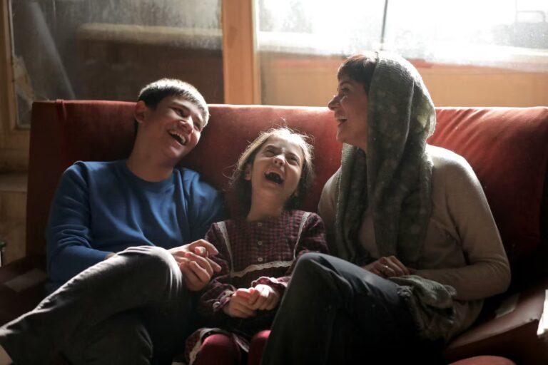 d309b3c_upload-1-wdzkk6mujt91-woman-and-child-photo-07-amirhossein-shojaei-saeed-roustaee.jpg