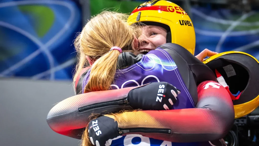 dajana-eitberger-und-magdalena-matschina-nach-dem-gewinn-der-goldmedaille-in-der-team-staffel-im-eis.webp