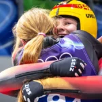 dajana-eitberger-und-magdalena-matschina-nach-dem-gewinn-der-goldmedaille-in-der-team-staffel-im-eis.webp
