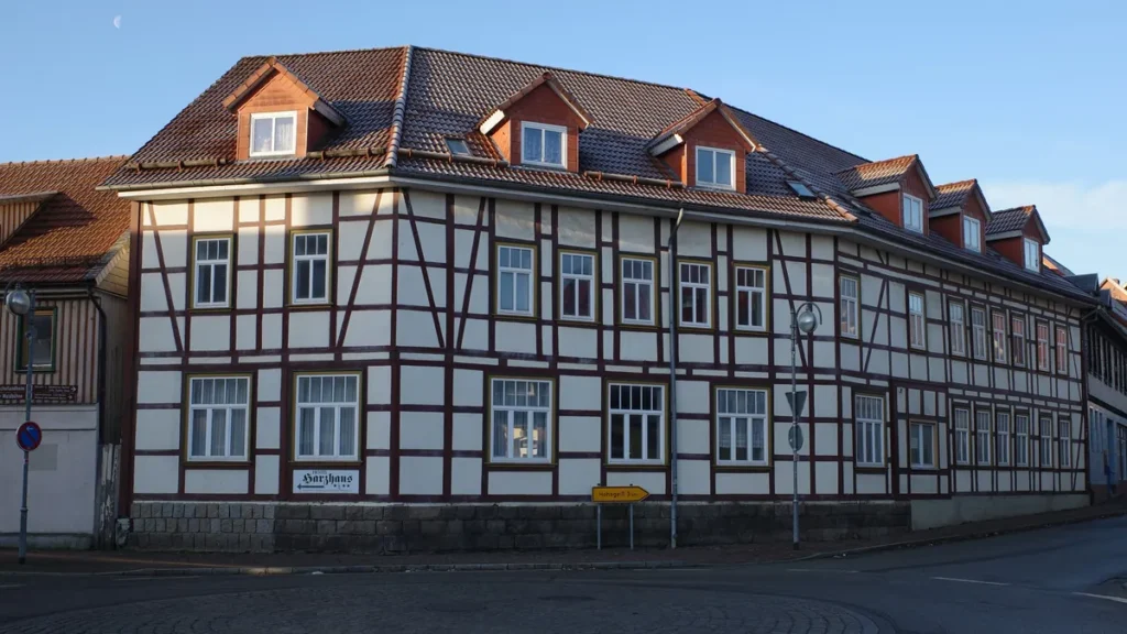 das-denkmalgeschuetzte-mehrfamilienhaus-in-benneckenstein-archivbild-das-gebaeude-soll-im-maerz-vers.webp