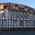 das-denkmalgeschuetzte-mehrfamilienhaus-in-benneckenstein-archivbild-das-gebaeude-soll-im-maerz-vers.webp