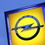 das-logo-an-einem-opel-autohaus-in-kaiserslautern-plant-der-konzern-deutschlands-groesstes-batteriez.webp