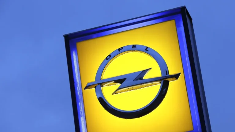das-logo-an-einem-opel-autohaus-in-kaiserslautern-plant-der-konzern-deutschlands-groesstes-batteriez.webp