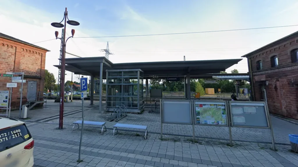 der-bahnhof-in-landstuhl-archivbild-ganz-in-der-naehe-soll-ein-26-jaehriger-mann-einen-zugbegleiter.webp