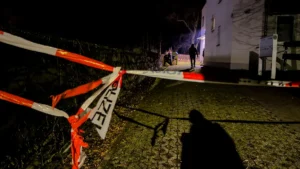 der-einsatzort-ist-abgesperrt-nach-dem-fund-einer-leiche-in-heusenstamm-landkreis-offenbach-wird-weg.webp