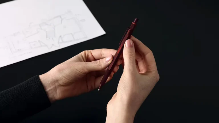 der-kugelschreiber-von-rotring-hat-ein-sechskantiges-design.avif.webp