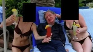 der-physiker-stephen-hawking-in-begleitung-zweier-frauen-die-familie-des-2018-verstorbenen-klaert-je.webp