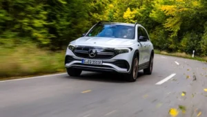 der-schwarze-grill-vorne-und-eine-durchgehende-rueckleuchte-sind-erkennungsmerkmale-des-neuen-merced.webp