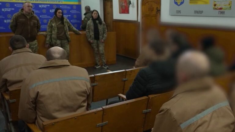 detenus-ukraine-armee-20h-6983cbda41e76307062359.jpg
