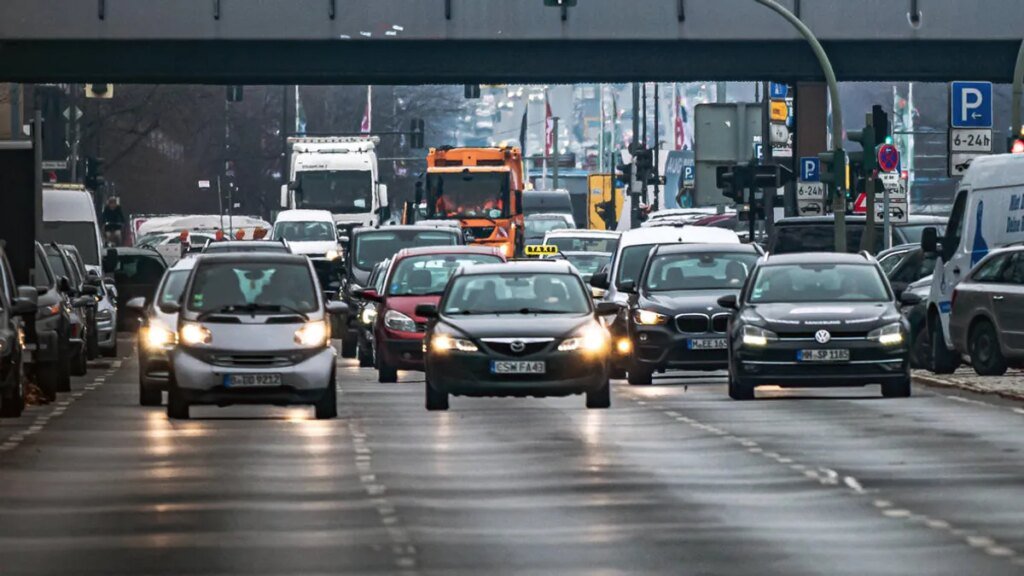 dichter-verkehr-in-berlin-im-ganzen-land-sind-6-5-millionen-mehr-pkw-unterwegs-als-noch-2010.jpg