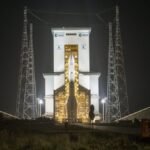 die-europaeische-traegerrakete-ariane-6-steht-mit-32-satelliten-fuer-amazon-an-bord-am-europaeischen.jpeg