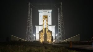 die-europaeische-traegerrakete-ariane-6-steht-mit-32-satelliten-fuer-amazon-an-bord-am-europaeischen.jpeg