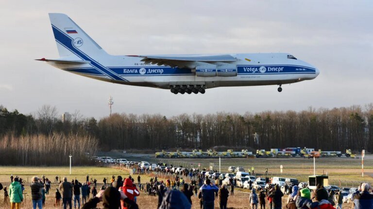 die-landung-einer-antonov-124-sorgte-in-nuernberg-fuer-einen-massenanlauf-an-plainspottern.jpg