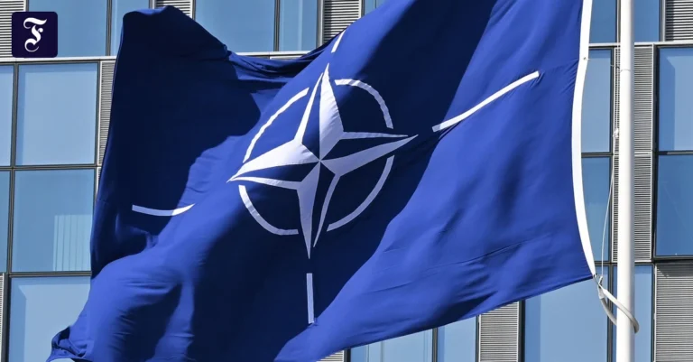 die-nato-flagge-vor-dem.webp.webp