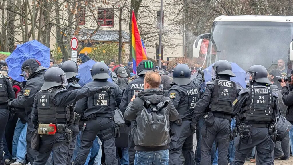 die-polizei-setzt-pfefferspray-gegen-gegendemonstranten-ein.jpg