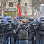 die-polizei-setzt-pfefferspray-gegen-gegendemonstranten-ein.jpg