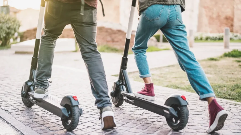 e-roller-e-scooter-zu-zweit-fahren-auch-das-nebeneinander-fahren-wird-mit-einem-bussgeld-bestraft.jp_.webp