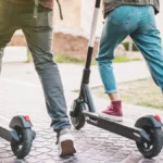 e-roller-e-scooter-zu-zweit-fahren-auch-das-nebeneinander-fahren-wird-mit-einem-bussgeld-bestraft.jp_.webp