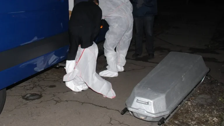ein-76-jaehriger-wird-am-dienstag-11-122012-in-seiner-wohnung-in-bous-von-seiner-61-jaehrigen-ehefra.webp