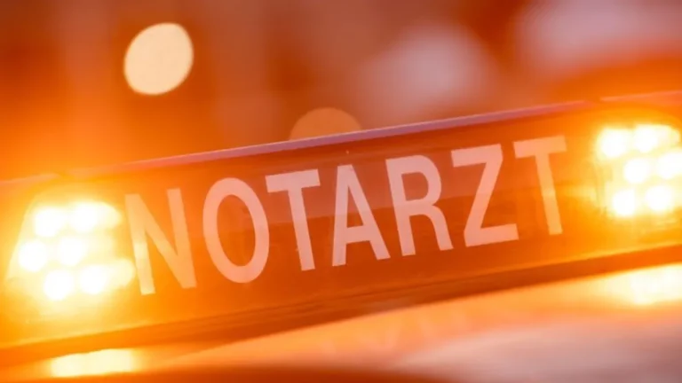 ein-dachschild-mit-der-aufschrift-notarzt-steht-auf-einem-einsatzwagen-symbolbild-die-frau-wurde-ins.webp