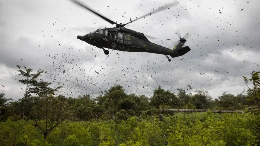 ein-polizeihubschrauber-landet-auf-einer-kokaplantage-waehrend-einer-vernichtungsaktion-in-tumaco-im.webp