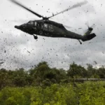 ein-polizeihubschrauber-landet-auf-einer-kokaplantage-waehrend-einer-vernichtungsaktion-in-tumaco-im.webp