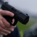 ein-polizist-haelt-eine.webp.webp